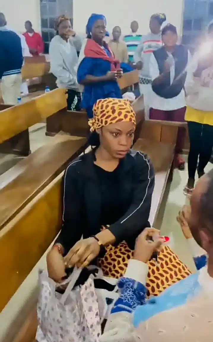 Lady’s reaction trends as man proposes during crossover at church